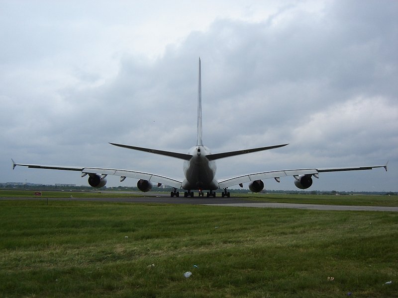 Der A380 von hinten gesehen... Bei diesem Bild kann man sehr schn die Spanweite des Vogels sehen.