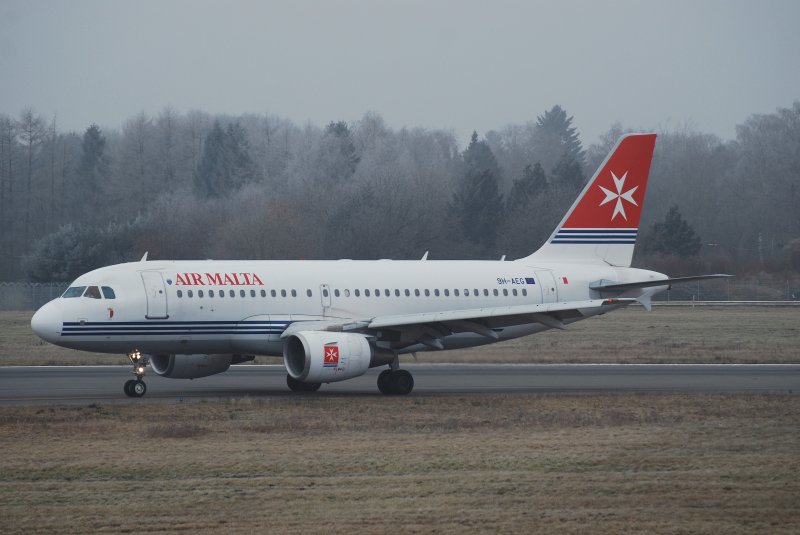Der Airbus A319 9H-AEG der Air Malta beim verlassen der Runway in Hamburg Fuhlsbttel am 28.01.09