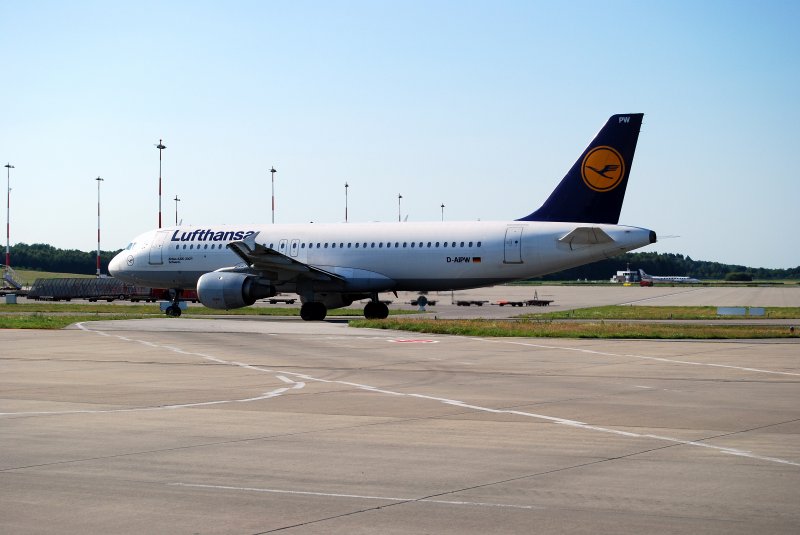 Der Airbus A320-200 Schwerin D-AIPW der Lufthansa rollt am 27.07.08 in Hamburg zum Start.