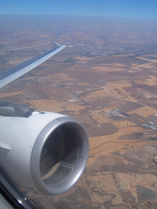 Der Blick aus dem Seitenfenster eines Airbus A320 der SWISS auf dessen Triebwerk und die Spanische Landschaft Nordstlich von Madrid. (06/2005)