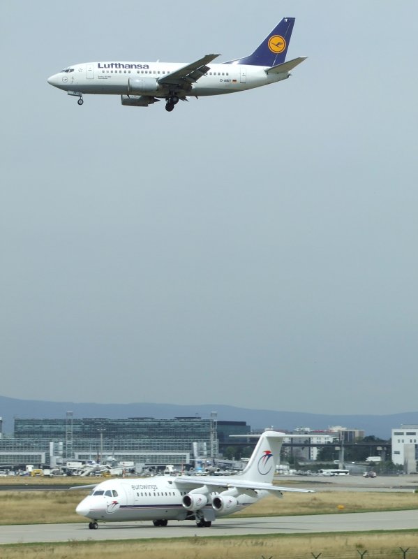 Der Flufhafen Frankfurt am Main (FRA) am 07.08.2008. (Oben: Boeing 737, Lufthansa; Unten: BAe 146, Eurowings)