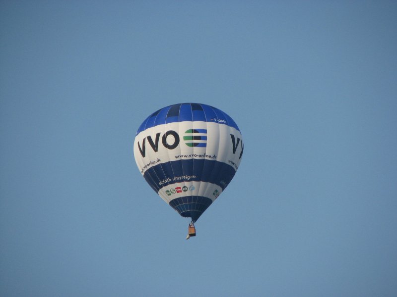 Der Heiluftballon vom Verkehrsverbund Oberelbe am frhen Abend ber Dresdner Luftraum.05.06.07.