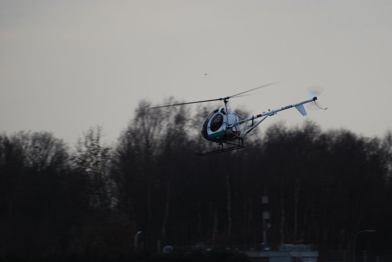 Der Hughes 300C D-HSEA fliegt am 14.03.09 ber die Runway des Flughafens Hamburg Fuhlsbttel.