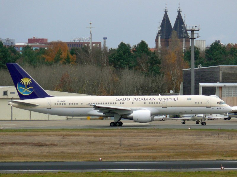 Der Knig von Saudiarabien verlt Berlin am 09.11.2007 - hier abgebildet die B 757-200 HZ-HMED