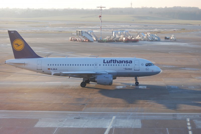 Der Lufthansa Airbus A319-100 D-AILA Frankfurt(Oder)beim rollen zum Start am 10.01.09 in Hamburg Fuhlsbttel.