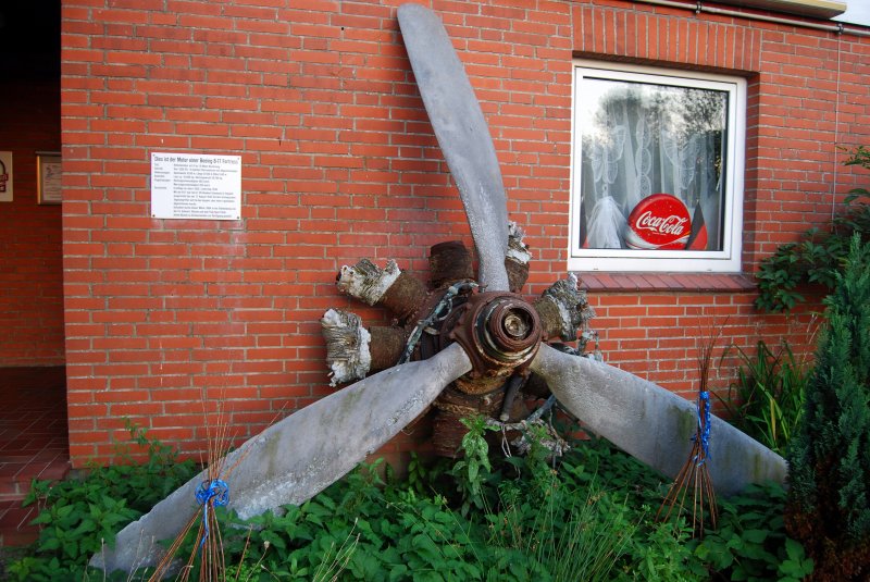 Der Motor einer B-17 Flying Fortress der 1984 von der Fa. Kohnert Bsum in der Elbmndung gefunden wurde und nun dem Flugplatz Heide-Bsum zur Schauzwecken dient.