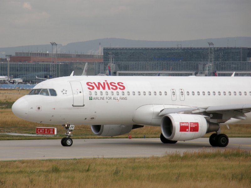 Detailaufnahme eins Airbus A 320 der SWISS in Frankfurt am 16.07.2008.