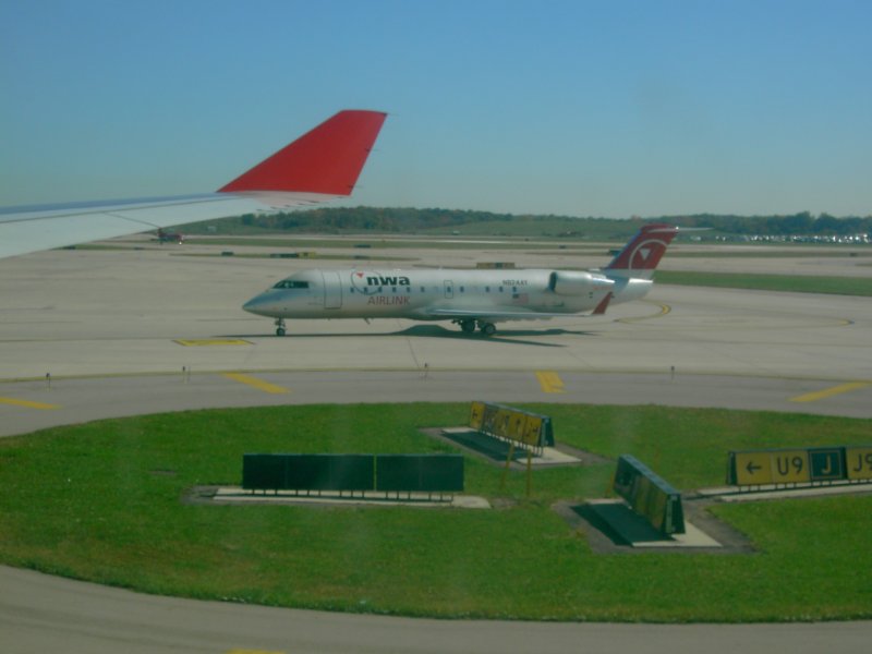CRJ der NWA in Detroit. Fotografiert aus einem A330 der