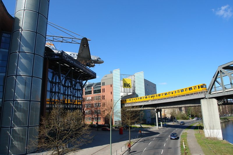 Imposanter Blickfang am Deutschen Technikmuseum Berlin. Der Rosinenbomber C47 Skytrain 