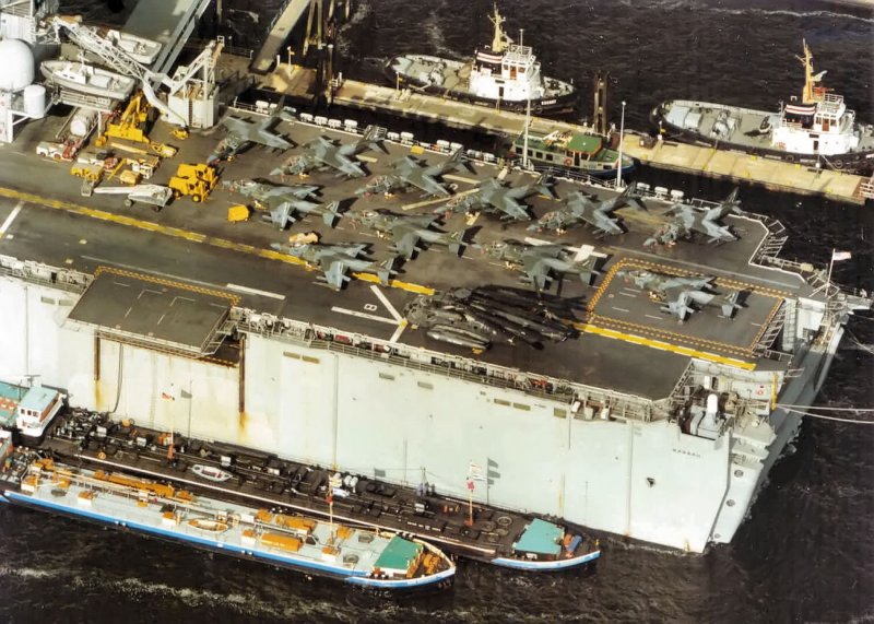 AV 8 B Harrier an Deck des Amphibischen Angriffschiffes -