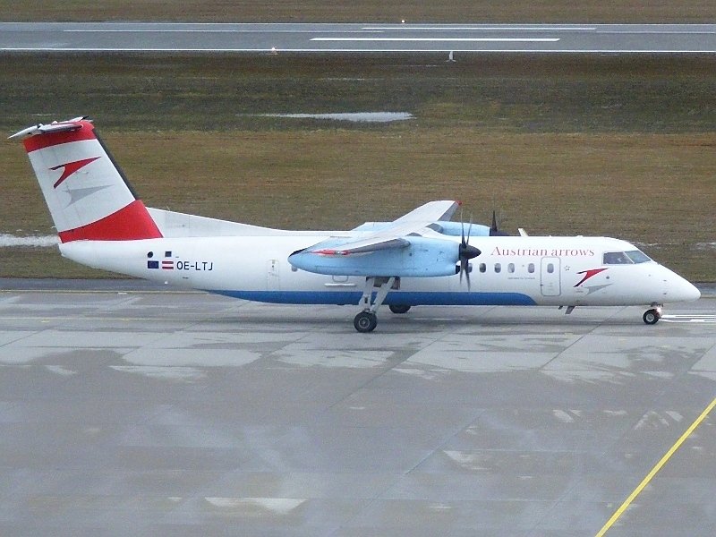 DHC8-300 OE-LTJ der Austrian Arrows ist als Flug OS 215 am 27.2.2009 in Dresden angekommen