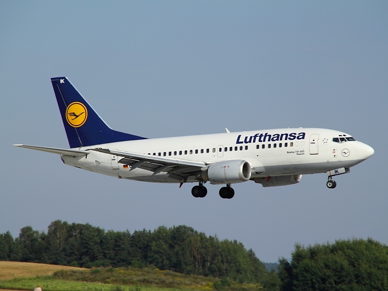 Die 737-500  Rastatt  (D-ABIK) am 19.8.2009 im Anflug auf Dresden.