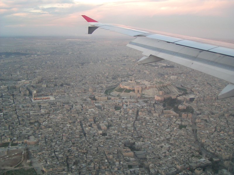 Die Altstadt von Aleppo beim Landeanflug auf den Internationalen Flughafen von Aleppo. Flugnummer RB440 von Berlin nach Aleppo wurde mit einem Airbus A320 der Syrianair durchgefhrt. (Aleppo 24.02.2006)