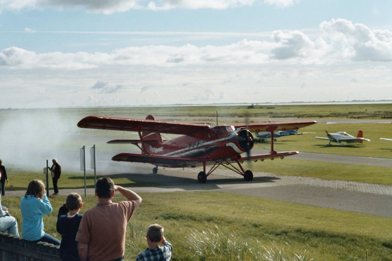 die AN 2 auf Norderney
Rauchschwarten beim anlassen der Motoren vor Start zum ersten Inselrundflug.