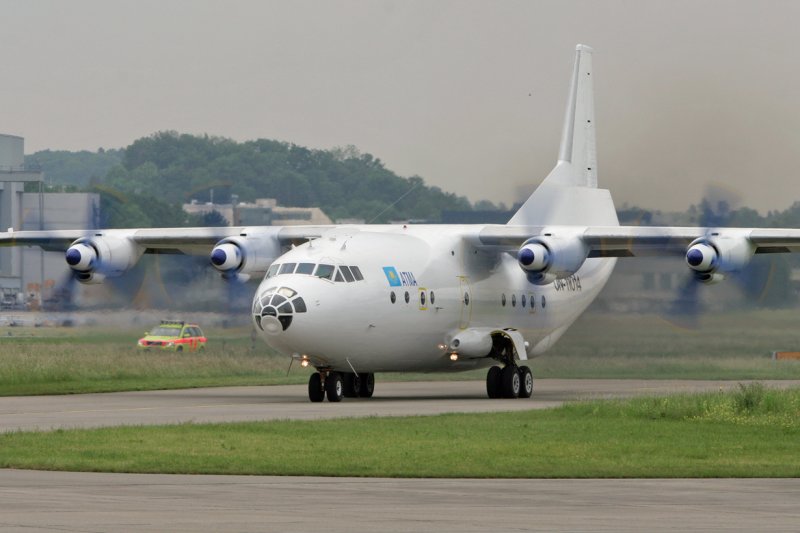 Die Antonov An-12 der ATMA rollt zum Start auf Piste 28 (ZRH, Mai 2007)
