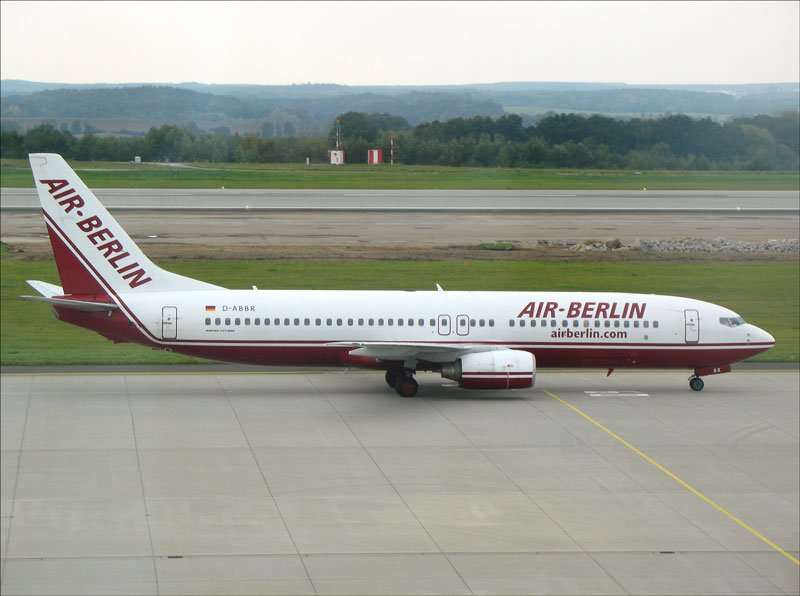 Die Boeing 737-800 (B7378) D-ABBR der Air Berlin ist als Flug AB 5327 aus Teneriffa in Dresden-Klotzsche gelandet und rollt jetzt zur Parkposition; 3.10.2007
