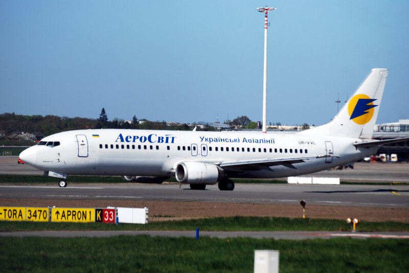 Die Boeing 737 UR-VVL der AeroSvit Ukrainian Airlines kurz vor dem Start in Hamburg Fuhlsbttel am 18.04.09