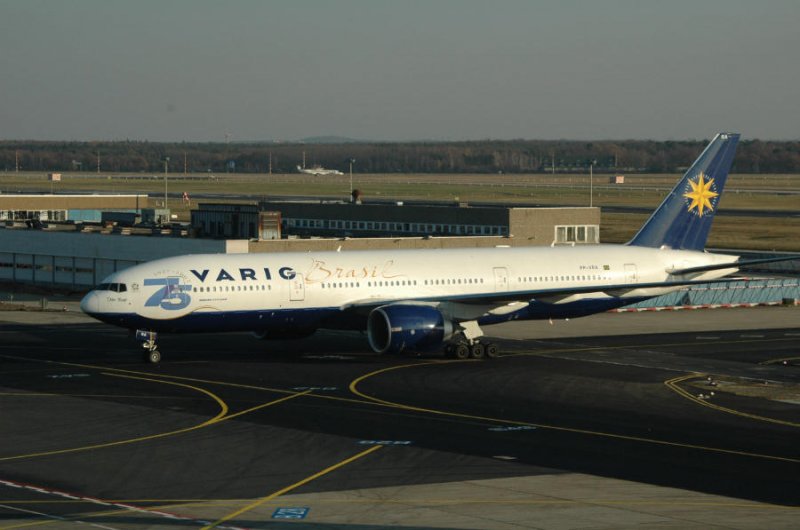 Die Boeing 777 der VARIG mit der Kennung PP-VRA auf dem weg zum Gate am 10.12.2005 am Flughafen Frankfurt/Main.
