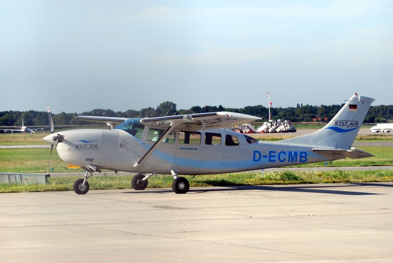 Die Cessna 207 Skywagon D-ECMB der Sylt Air am 06.08.09 in Hamburg Fuhlsbüttel.