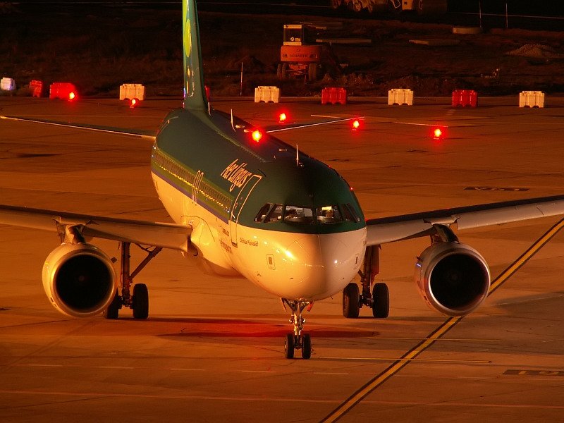Die Cockpitbeleuchtung ist noch aktiviert und es werden letzte Checks durchgefhrt. In wenigen Minuten wird sich der Jet auf den Weg nach Dublin machen. Das Foto stammt vom 18.09.2007