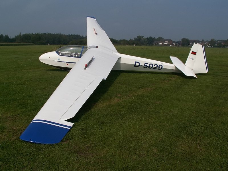 Die D-5029 liegt in Grefrath im Gras. Dabei handelt es sich um eine Schleicher K7. Das Foto stammt vom 26.08.2007
