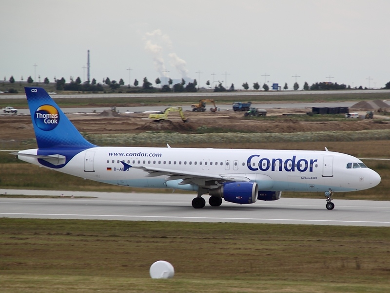 Die D-AICD (A320-200) von Condor startet am 13.7.2009 in Leipzig.
