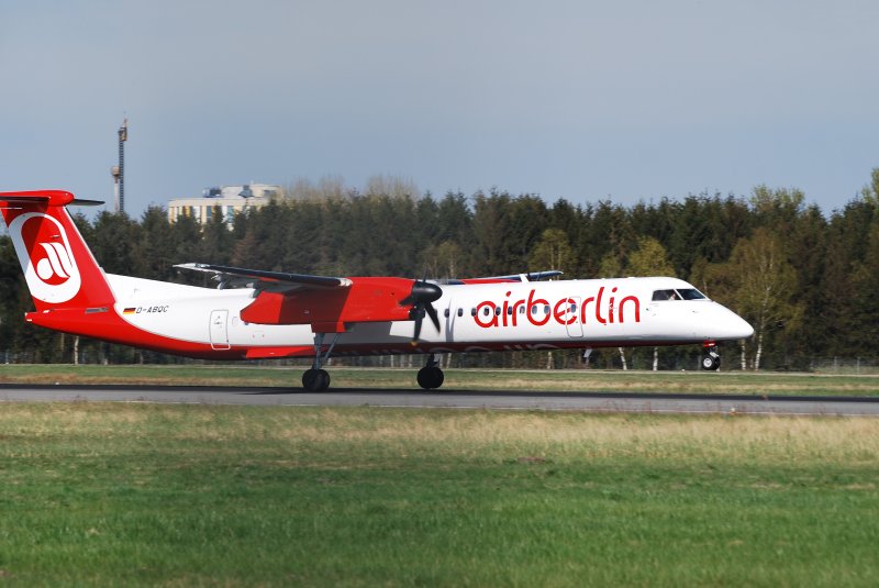 Die Dash 8 D-ABQC der Air Berlin bei der Landung in Hamburg Fuhlsbttel am Ostermontag den 13.04.09
