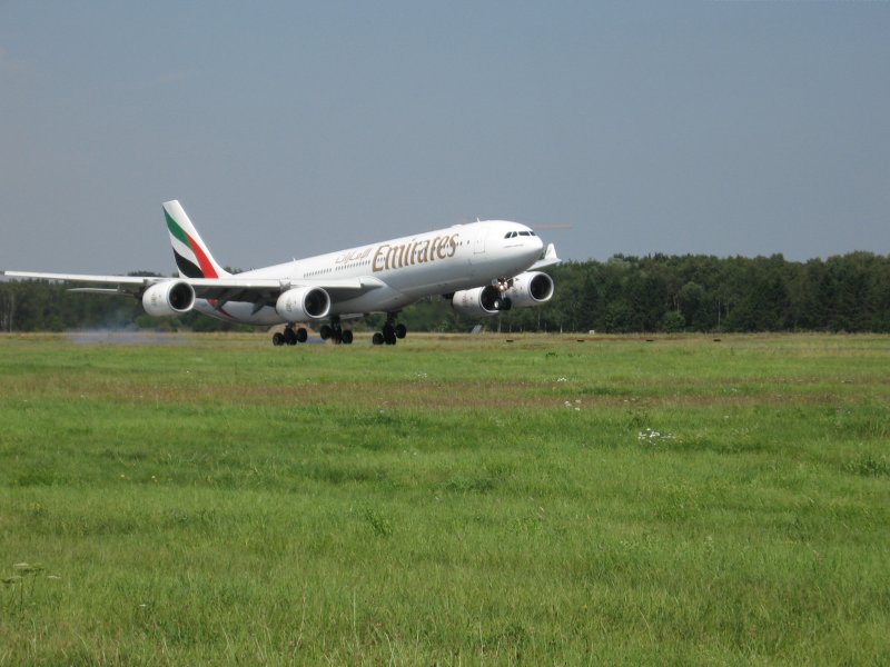 Die Emirates mit einer Boing 777-500 bei der Landung aus Dubai komment
Auch hier mein fehler es ist eine A340 -500