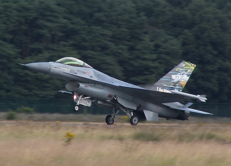 Die F-16 mit der Nummer FA-101, die Jubilumsmaschine der 1sten SQN aus Florennes, den   Stingers , auf deutsch: die Disteln, schwingt sich hier in die Luft. Das Foto stammt vom 17.07.2007