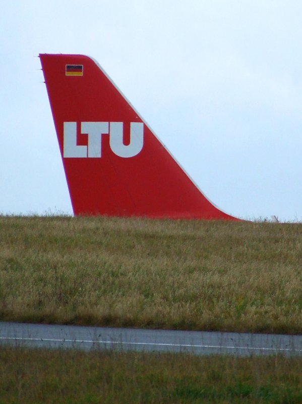 Die Heckflosse einer LTU Maschine in Dsseldorf am 22.12.2008.