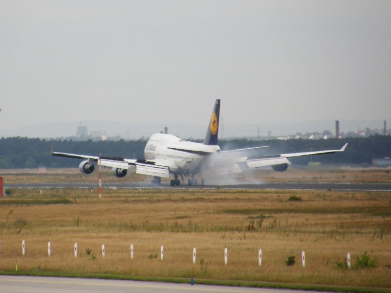 Die Lufthansa Boeing 747-400  Schleswig-Holstein  setzt am 16.07.2008 in Frankfurt am Main auf.