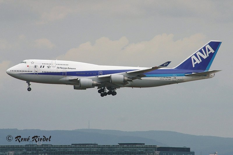 Die Reg der ANA-All Nippon Airways ist JA-8097 und kam am 24.7.2005 nach Frankfurt am Main. Es ist eine Boeing 747-481.