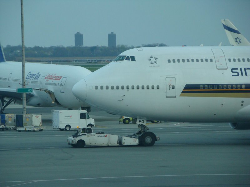 Die schnauze der Boing 747-400 auf den John F. Kennedy International Airport. Im Hintergrund sieht man noch eine Israelische und links eine Egyptische Maschiene. Aufgenommen am 19.04.08