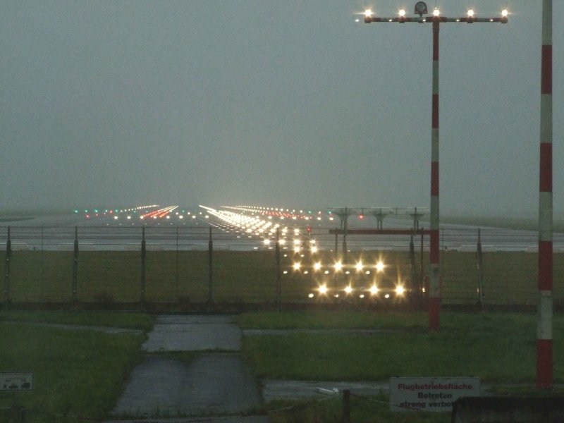 Die schn beleuchtete Landebahn des Dsseldorfer Flughafens bei ziemlich trbem Wetter am 02.11.2007. Das Bild ist aus einem Regionalexpress gemacht, der vor der Einfahrt zum Flughafenbahnhof warten musste...
