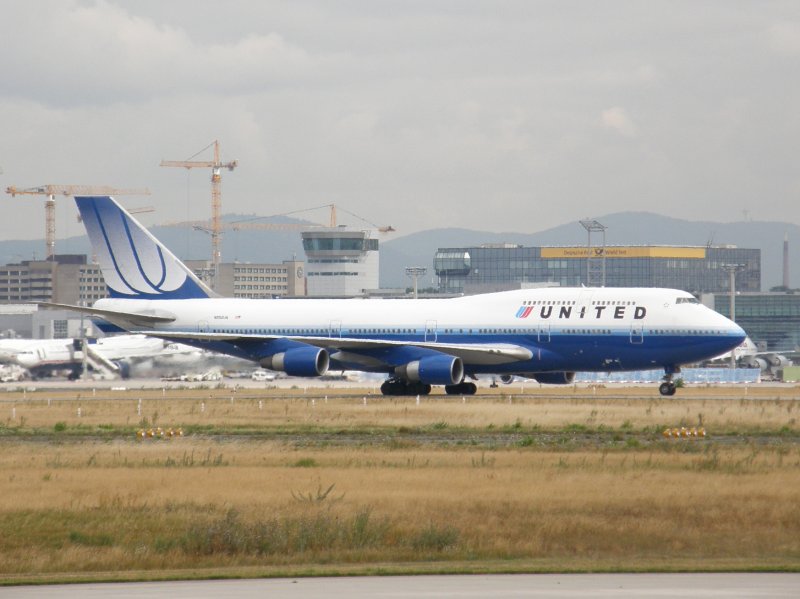 Die soeben gelandete Boeing 747 der United auf dem Rollfeld in Frankfurt am Main. (16.07.2008)