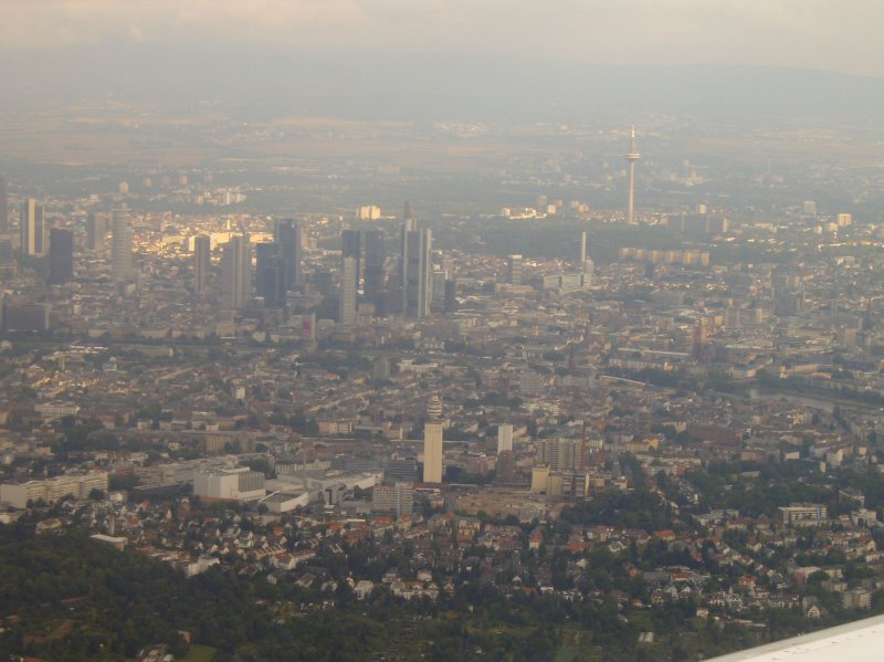 Die Stadt Frankfurt am Main beim Landeanflug auf den FraPort... 2005