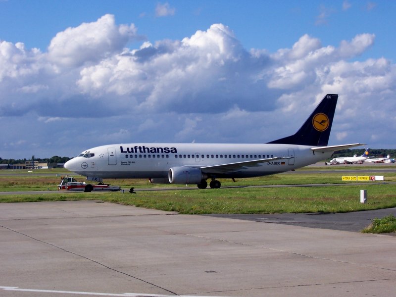 Die Wuppertal, eine Boeing 737-300 der Lufthansa, wird am 30.06.07 in Hamburg abgeschleppt