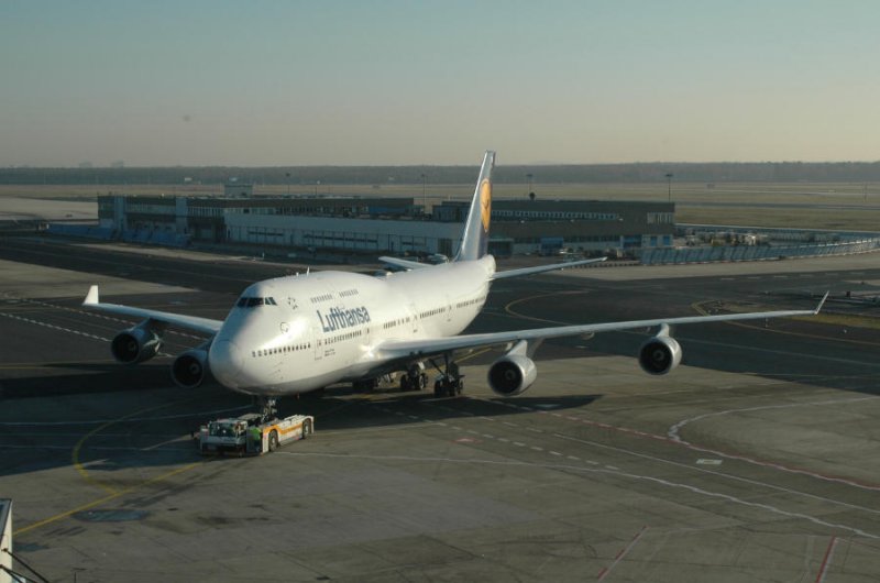 Diese Bild entstand am 10.12.2005 auf der Besucherterasse am Frankfurt/Main Airport. Die 747-400 mit der Kennung D-ABVO wird von einem Schlepper vom Gate auf den Taxiway geschoben.