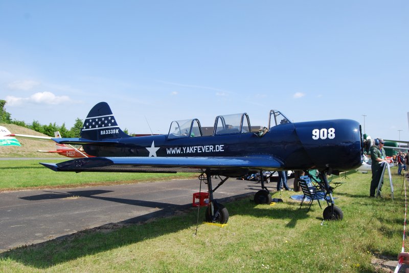 Diese blaue Yak-52 war beim Flugtag in Bremen am 10.05.09 zu Gast.