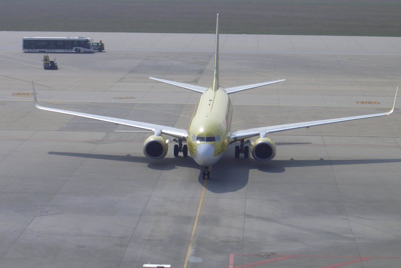 Diese Boeing 737-700 der TUIfly wird nach der Landung in Stuttgart gerade zu ihrer entgltigen Parkposition zugewiesen