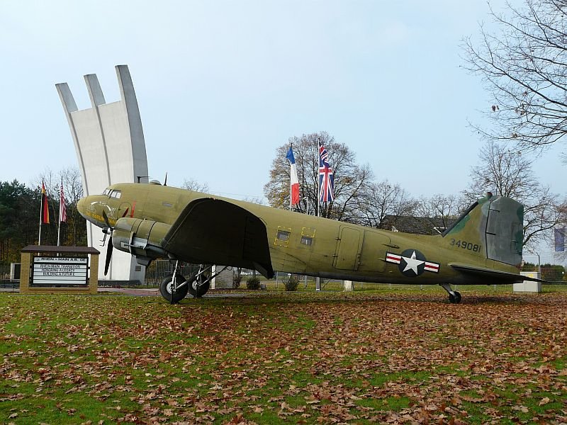 Diese C-47 steht vor dem Luftbrckendenkmal in Frankfurt. Das damals angeflogene Ziel gibt es heute nicht mehr...Tempelhof. Das Bild stammt vom 08.11.2008