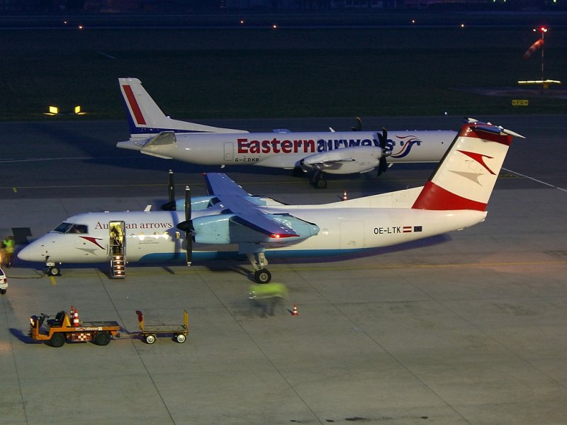 Diese Dash 8 - Q314 der Austrian arrows wird gerade fr den Linienflug nach Wien vorbereitet. Im Hintergrund sieht man eine Saab 2000 der Eastern Airways, die am nchsten Tag nach Newcastle fliegen wird.