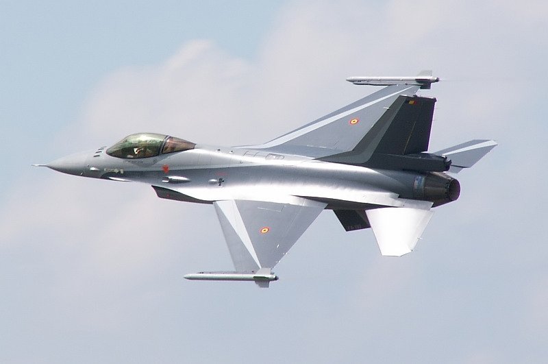 Diese F-16 ist die diesjhrige Display Maschine der Belgier. Ein, wie ich finde gelungener Lack. Das Foto stammt vom 17.07.07 aus Kleine - Brogel.