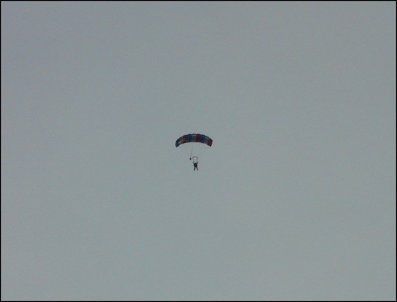 Diesen Fallschirmspringer habe ich am 04.05.08 in Wiltz (Luxemburg) fotografiert.