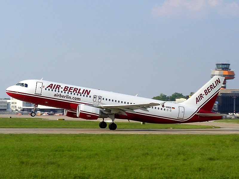 Dieser A320 von Air Berlin knnte auch mal wieder gereinigt werden (besonders an den Notausstiegen). D-ABDE hebt am 2.5.2009 in Hannover ab.