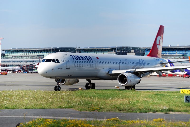 Dieser A321 der Turkish Airlines trgt den Namen Trabzon und macht sich am 06.08.09 auf den Weg zum Start in Hamburg Fuhlsbttel.