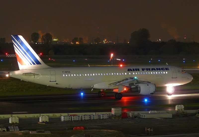 Dieser Airbus der Air France taxt in Richtung Startbahn in Dsseldorf. Das Bild stammt vom 29.10.2008