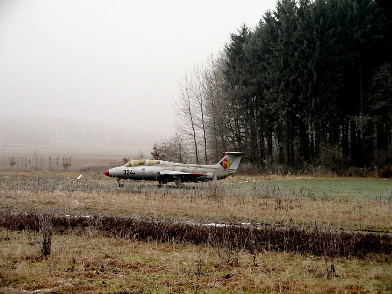 Dieser alte XL-29-Jet steht am Flughafen Jahnsdorf auf einer Rauhreifberzogenen Wiese, 19.12.07
