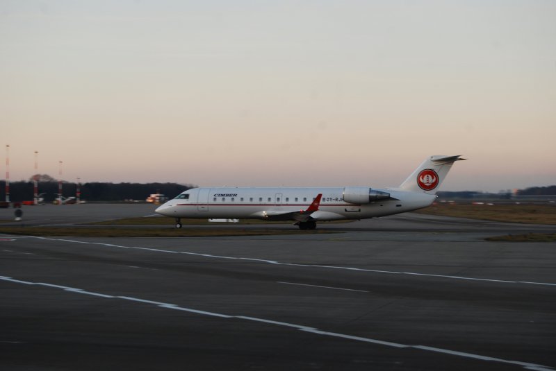 Dieser Canadair Regional Jet 100LR kommt am 28.12.08 auf dem Weg zum Start am Cafe Himmelsschreiber in Hamburg Fuhlsbttel vorbei.