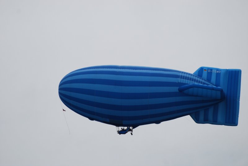 Dieser Zeppelin D-OSNO flog ber den Hamburger Hafengeburtstag am 09.05.09